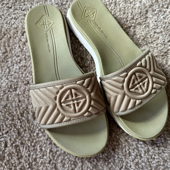 ANTONIO MELANI Shoes - Antonio Melani Lannaii Quilted Logo Washable Slide Sandals, size 8